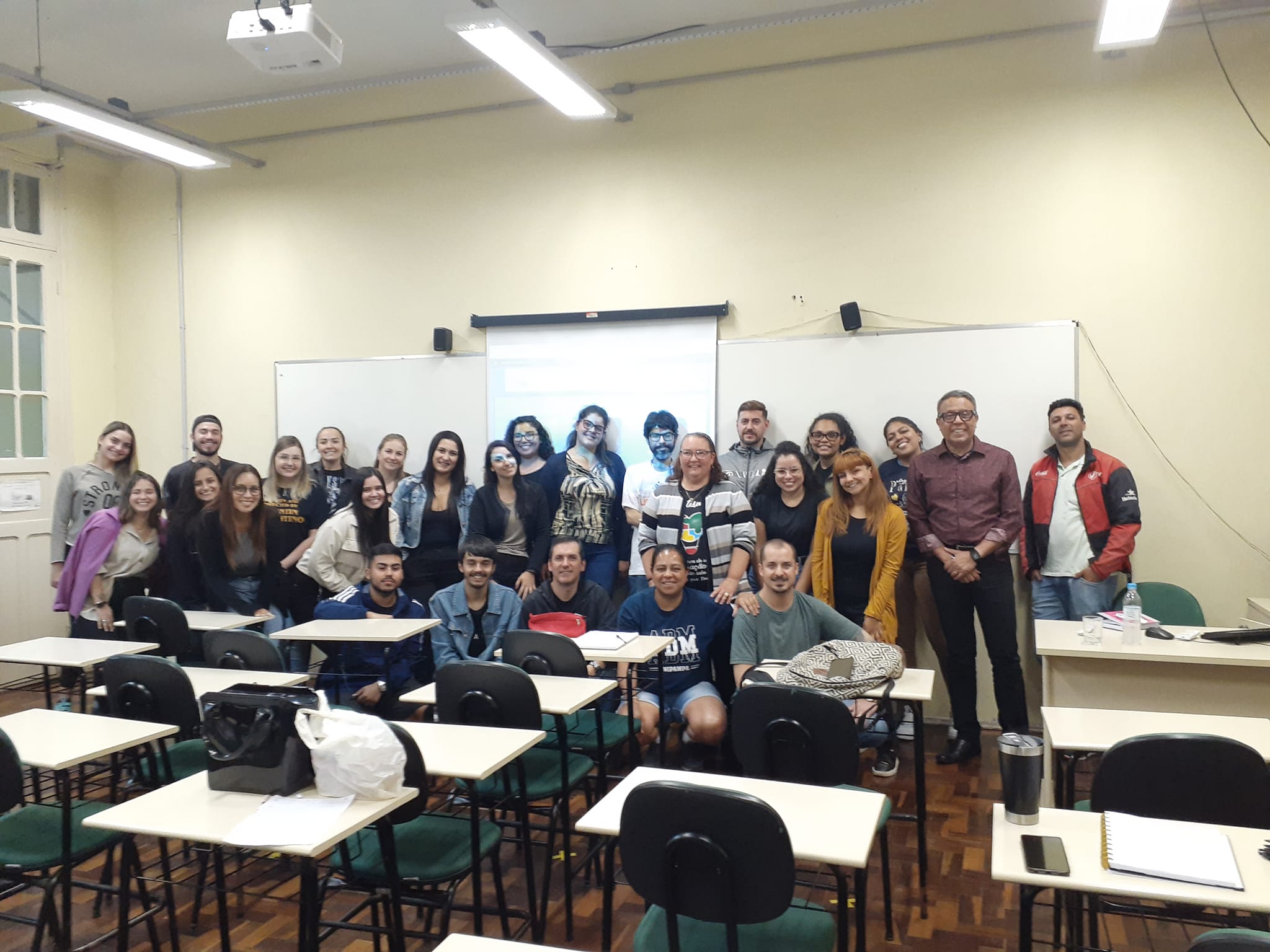 Foto com todos os alunos presentes na palestra.